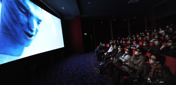 Chineses assistem ao filme Avatar em 3D