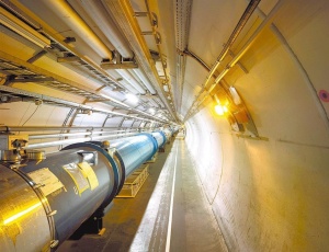 Maximillien Brice/Cern Foto de arquivo de duto com imãs restaurados no túnel do LHC (Grande Colisor de Hádrons), no Cern
