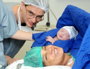 Sandra Aparecida Paulino e o marido, Luciano, comemoram a chegada de Ariadne após oito processos de fertilização in vitro