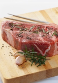 Marinar a carne dos dois lados com alecrim diminui a formação de toxinas cancerígenas