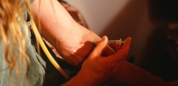 Usuário de droga injetável, mulher injeta heroína; droga é considerada flagelo número um na Rússia 