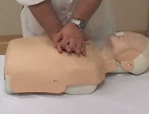 A massagem cardíaca deve ser feita num ritmo de 100 compressões por minuto e o peito do paciente deve ser comprimido por cerca de 5 centímetros