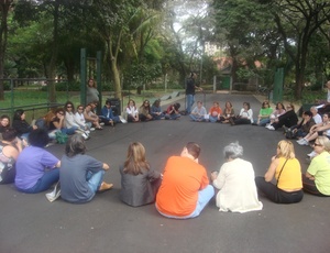 Roda de terapia comunitária em parque de São Paulo; segundo os participantes, dividir problemas e ouvir o outro traz alívio para o sofrimento