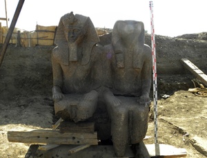 A estátua mostra o faraó sentado ao lado do deus Hórus (Sol), com sua cabeça de falcão; veja 