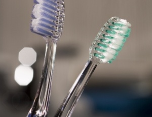 Foi considerado limpeza dental frequente quando o procedimento ocorria pelo menos duas vezes a cada dois anos 