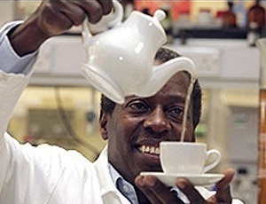 O pesquisador Ed Okello enche xícara de  chá no laboratório da Universidade de Newcastle
