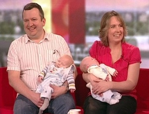 Os bebês Alexander e Louis (na foto com os pais) nasceram de embriões selecionados