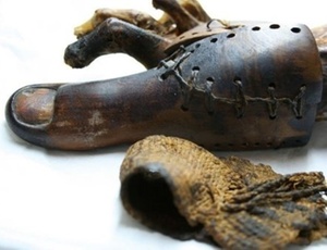 Dedão artificial muito bem preservado, encontrado preso em restos mumificados de uma mulher 