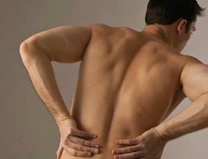 Ter um parente que sofre de dores nas costas aumenta o risco de ter o problema