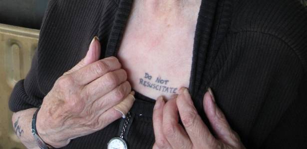 Tatuagem que diz: Não ressuscite