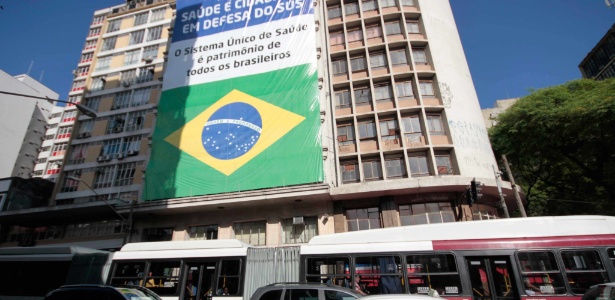 Médicos envelopam sede da Associação Paulista dos Médicos no centro de São Paulo