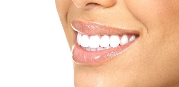 A halitose crônica geralmente é causada pela doença periodontal, resultado da má higienização bucal