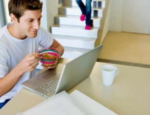 Segundo a pesquisa, 29% dos jovens passam pelo menos 5 horas por dia diante de um computador e 10% ficam mais de 4 horas diárias vendo TV