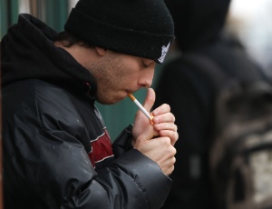 Para especialista em tabagismo, os aromatizantes tornam o cigarro mais atraente aos jovens