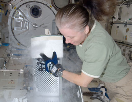 Seis astronautas na ISS