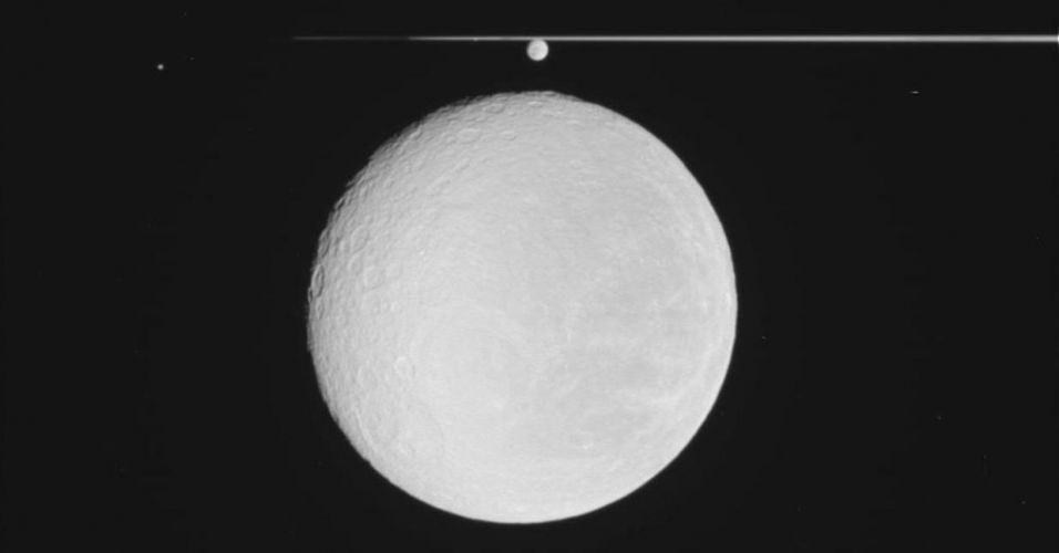 Cassini perto da lua Rhea de Saturno