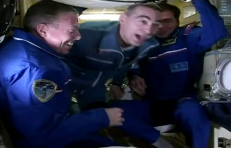 Astronautas chegam à Estação Espacial Internacional
