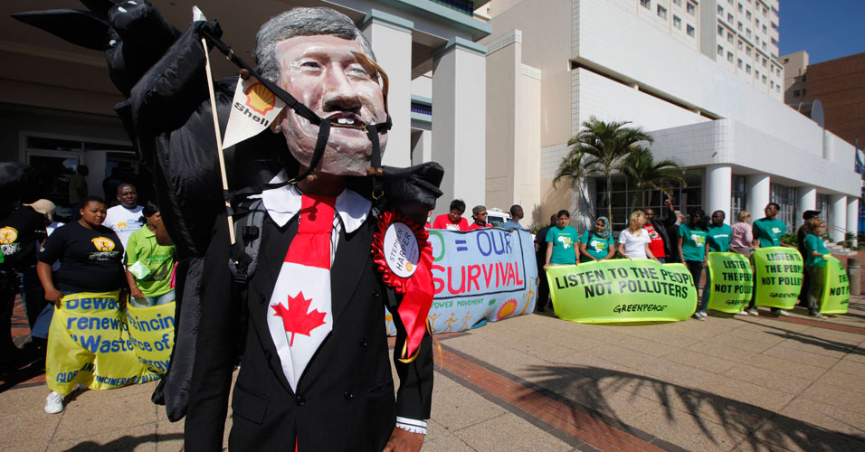 Manifestante usa máscara do primeiro ministro do Canadá
