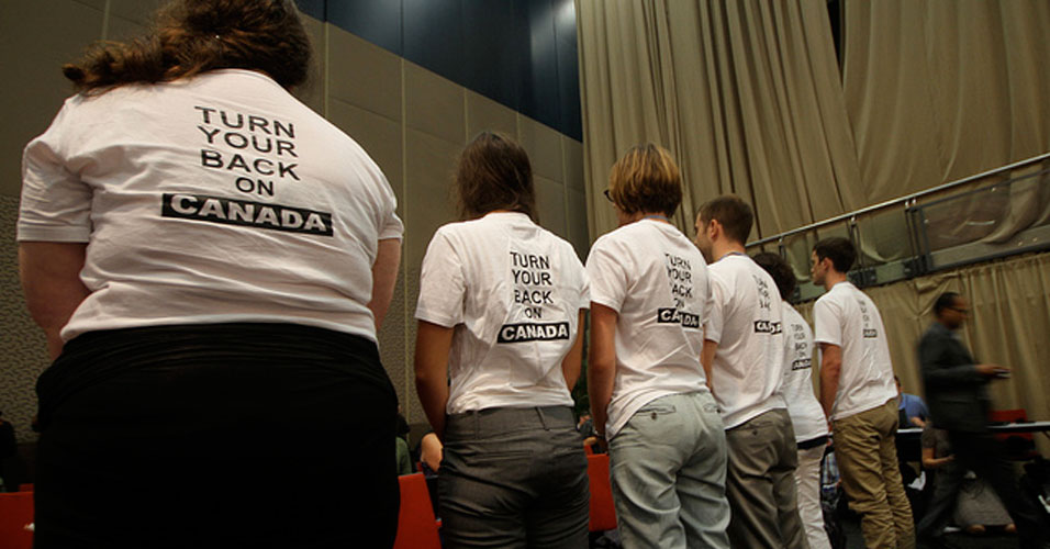 Delegação da Juventude do Canadá vira as costas ao Ministro
