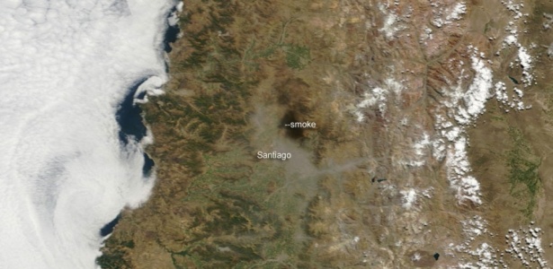 Foto de satélite da Nasa algumas horas após o terremoto do último sábado mostra uma nuvem de poeira sobre a capital chilena - Nasa