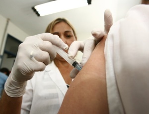 Atendente de enfermagem aplica a vacina em profissional de saúde na primeira fase da campanha de vacinação congra a nova gripe no interior de SP