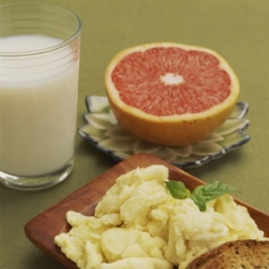 Prato com toranja, ovos, torrada e leite; existem 85 medicamentos que interagem com a fruta - Getty Images