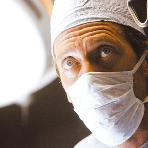 Em episódio do seriado "House", o médico interpretado por Hugh Laurie salva paciente intoxicado pela substância liberada por uma prótese com defeito - Divulgação