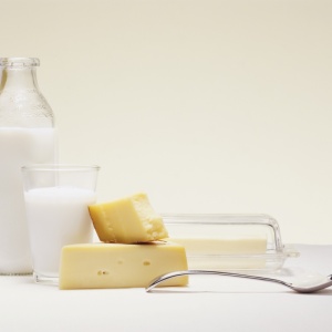 A recomendação dos médicos é ingerir 1.000 mg de cálcio ao dia, o equivalente a três ou quatro porções de leite ou seus derivados, como iogurte e queijo - Getty Images
