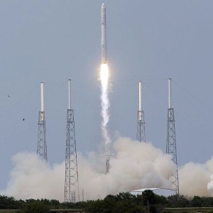 O foguete Falcon 9 da empresa SpaceX faz primeiro voo de teste, em Cabo Canaveral, na Flórida - Stroshane Matt / Getty Images / AFP