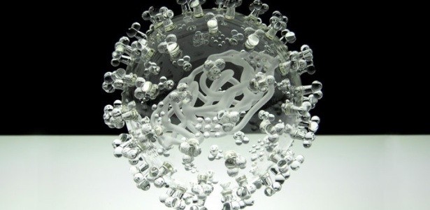 Escultura em vidro mostra o vírus da gripe suína, H1N1; veja no álbum do mês - Luke Jerram