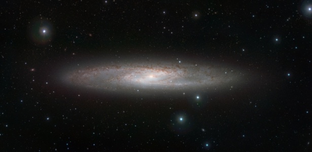 A Galáxia do Escultor, a cerca de 13 milhões de anos-luz de distância; veja no álbum do mês - ESO/Vista