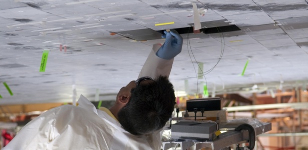 Técnico trabalha na preparação do ônibus espacial Discovery no Centro Espacial Kennedy - Imagem de 25/06 - Nasa