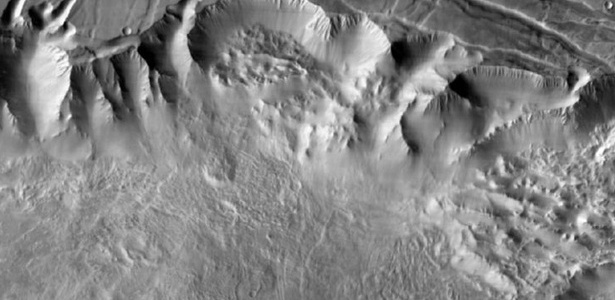 Sistema de cânions Valles Marineris, em Marte; veja no álbum do mês - Nasa/JPL