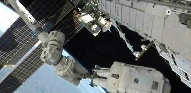 Astronauta americano durante caminhada espacial nesta quarta-feira (11)  - AFP/Nasa
