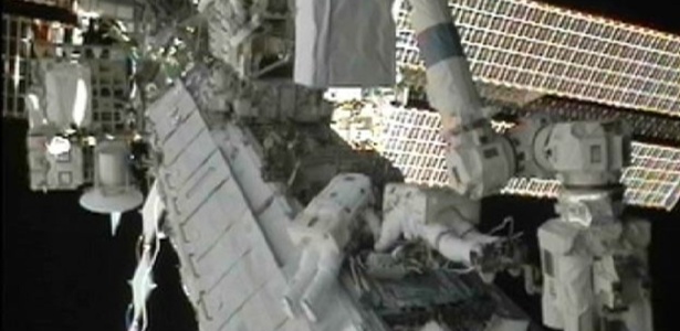 Os astronautas Tracy Caldwell Dyson (à esquerda) e Doug Wheelock, na caminhada espacial  - Reuters/Nasa TV