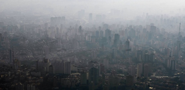 Nevoa de poeira cobre a cidade de São Paulo na manhã de 04.09.2010; a cada ano, 4.000 paulistanos morrem por problemas decorrentes da poluição - Joel Silva / Folhapress