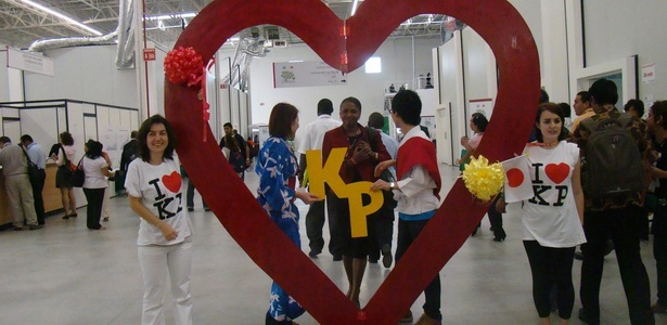 Ativistas da juventude internacional propõe fotos e abraços gratuitos para delegados que apoiarem o Protocolo de Kyoto, em imagem de 2010  - Lilian Ferreira/UOL