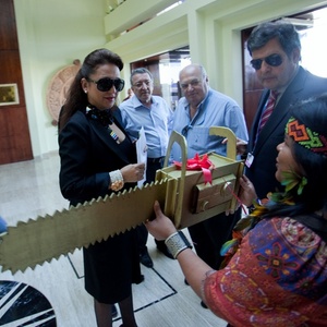 Senadora Kátia Abreu, em 2010, ao receber o prêmio Motosserra de Ouro das mãos de uma ativista do movimento indígena da Amazônia com o Greenpeace - Divulgação/Greenpeace
