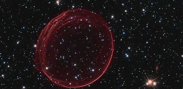 Bola de gás detectada pelo Hubble na Grande Nuvem de Magalhães; veja no álbum - Nasa/ESA