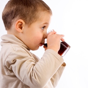 Crianças bebem mais refrigerantes nas horas em frente à televisão - Getty Images