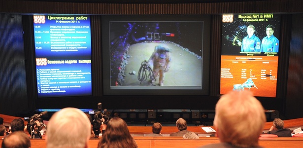 Centro de controle de voos espaciais de Korolev, na Rússia, assiste a pouso fictício em Marte - AFP/Alexander Nemenov