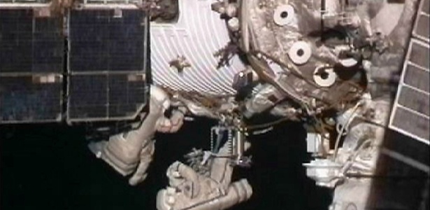 Os russos Oleg Skripochka e Dmitri Kondratiev fazem caminhada espacial na ISS - Reuters/Nasa TV