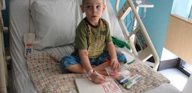 Menino americano de 5 anos paga o próprio tratamento de câncer vendendo 3 mil desenhos de monstros, palhaços e alienígenas na internet, muitos deles feitos na cama do hospital -  Caters/BBC