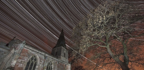 Foto de Mark Humpage mostra as trilhas deixadas por estrelas, Júpiter e pela EEI no céu - Mark Humpage/Caters