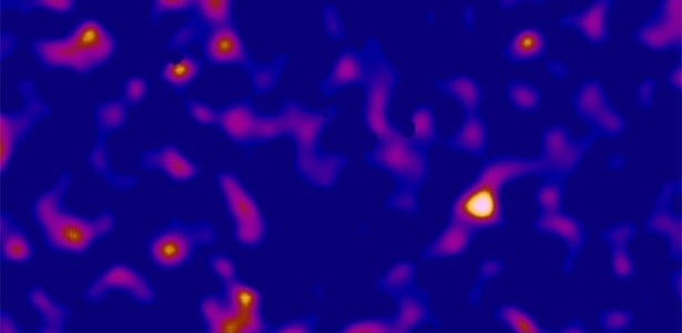 Lentes gravitacionais mostram a matéria escura em amarelo e rosa, em imagem divulgada pelo Estudo da Lente Telescópio Canadá-França-Havaí  - CFHTLenS