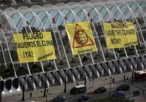 Cartazes do Greenpeace expostos na abertura dos trabalhos do IPCC em Valncia, na Espanha