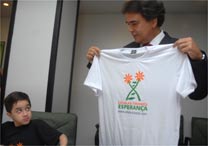 Joo Vitor Freire Xavier entrega uma camisa ao ministro da Sade Jos Gomes Temporo