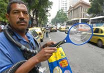O ambulante Roberto Galdino vende a raquete eltrica no centro da do Rio